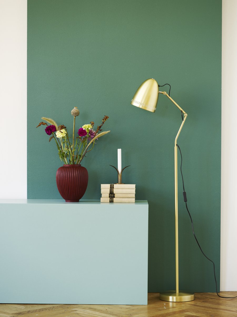 Dynamo 1 Børstet messing gulvlampe Fra Superliving - Dynamo gulvlampe laget av matt metall i b&oslash;rstet messingfinish er en elegant og praktisk belysningsl&oslash;sning.