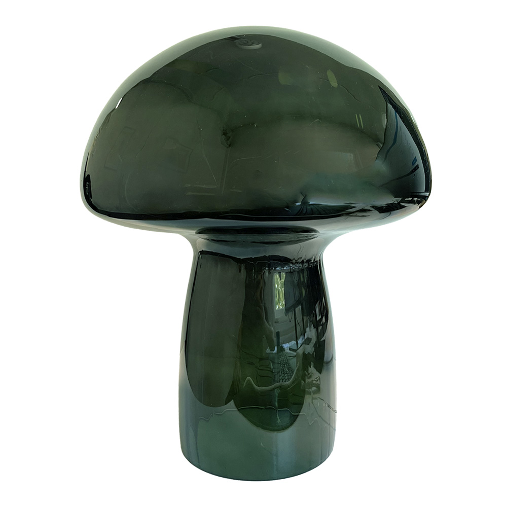 Mushroom 35cm Grønn bordlampe Fra Pixie Design - Den er utstyrt med en timer og en praktisk 5-trinns dimmer for &aring; justere lyset etter behov, noe som gj&oslash;r den perfekt for b&aring;de arbeidsbelysning og koselig kveldsbelysning.