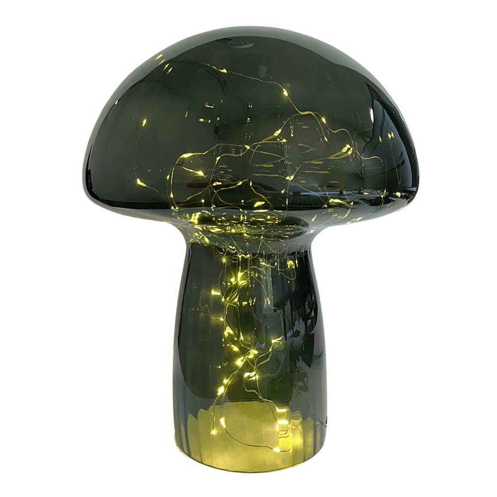 Mushroom 35cm Grønn bordlampe Fra Pixie Design - Den er utstyrt med en timer og en praktisk 5-trinns dimmer for &aring; justere lyset etter behov, noe som gj&oslash;r den perfekt for b&aring;de arbeidsbelysning og koselig kveldsbelysning.