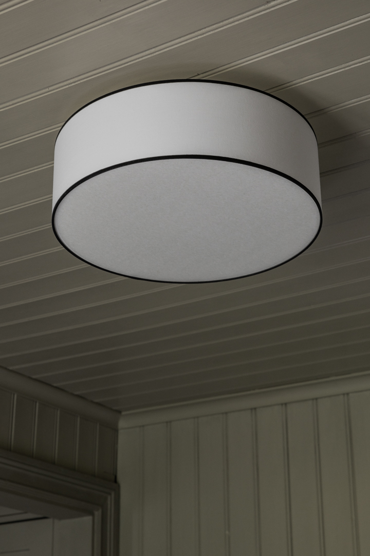 Theo Ø48 Hvit/svart plafond Fra Alde & Lind - De svarte kantb&aring;ndene gir et klassisk uttrykk og passer inn i de fleste hjem.