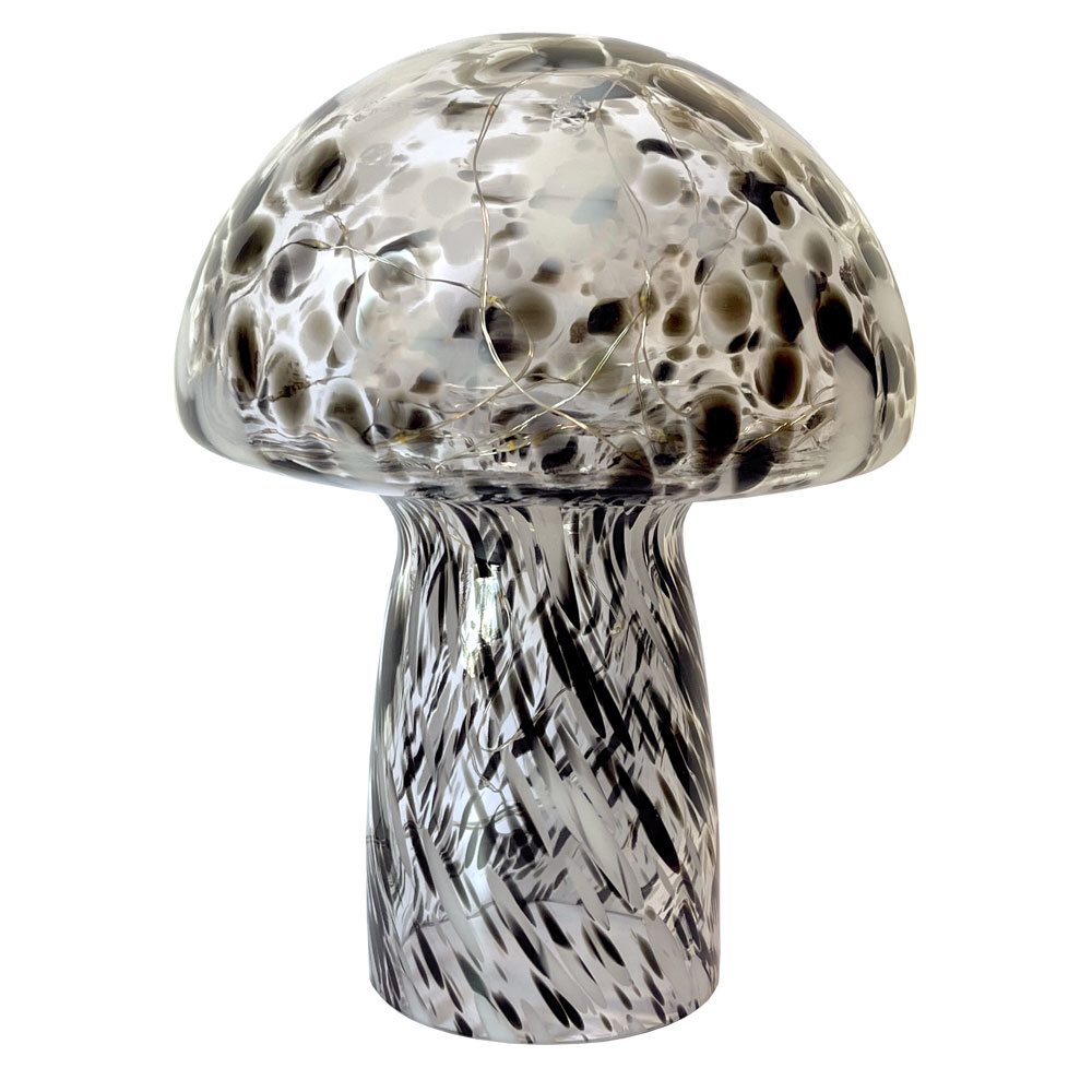 Mushroom 23cm Svart bordlampe Fra Pixie Design - Sopplampen fra Pixie Design har et vakkert design med en marmorert overflate i svart og hvitt.