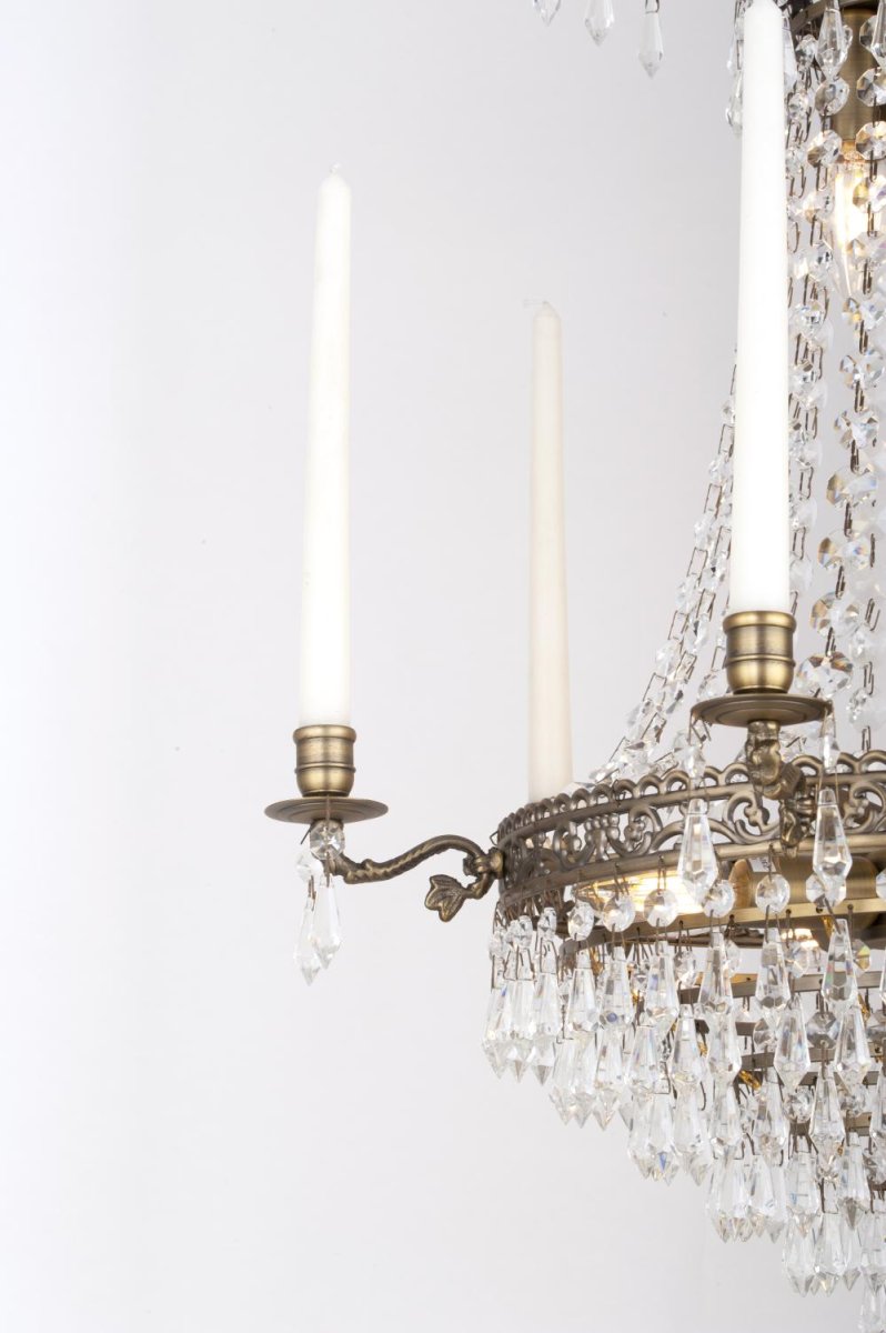 Empire Classic Ø55 Antikk messing krystall Fra Norrsken Design - Denne storslåtte krystalllysekronen med en antikk finish gir en tidløs følelse av eleganse og sjarm til ethvert rom.