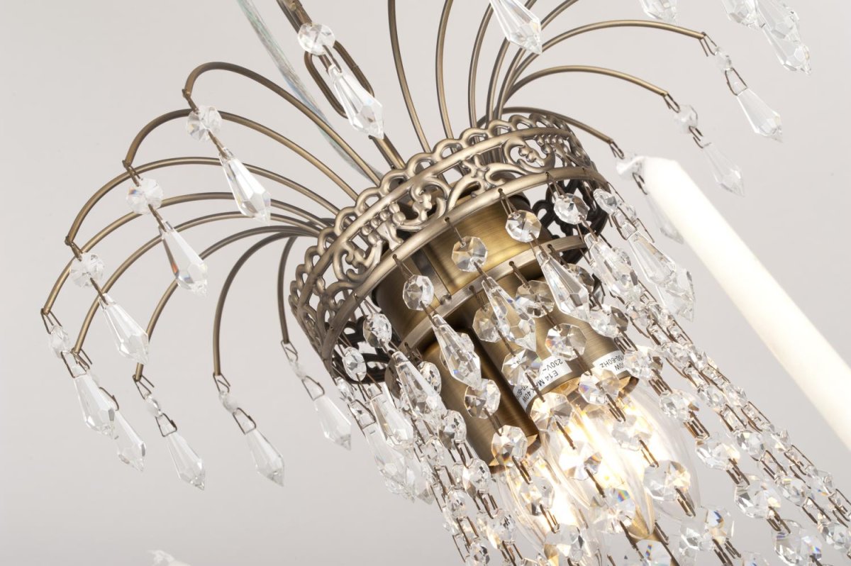 Empire Classic Ø55 Antikk messing krystall Fra Norrsken Design - Denne storslåtte krystalllysekronen med en antikk finish gir en tidløs følelse av eleganse og sjarm til ethvert rom.