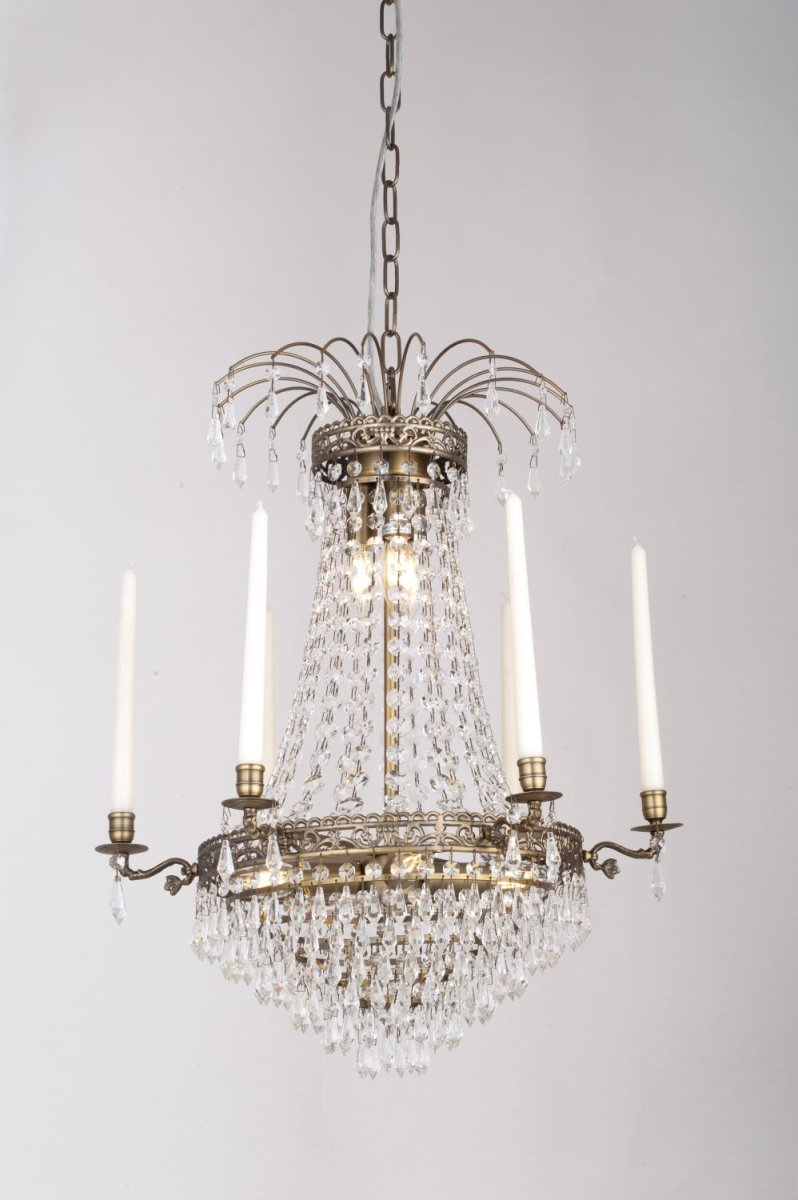 Empire Classic Ø55 Antikk messing krystall Fra Norrsken Design - Denne storslåtte krystalllysekronen med en antikk finish gir en tidløs følelse av eleganse og sjarm til ethvert rom.