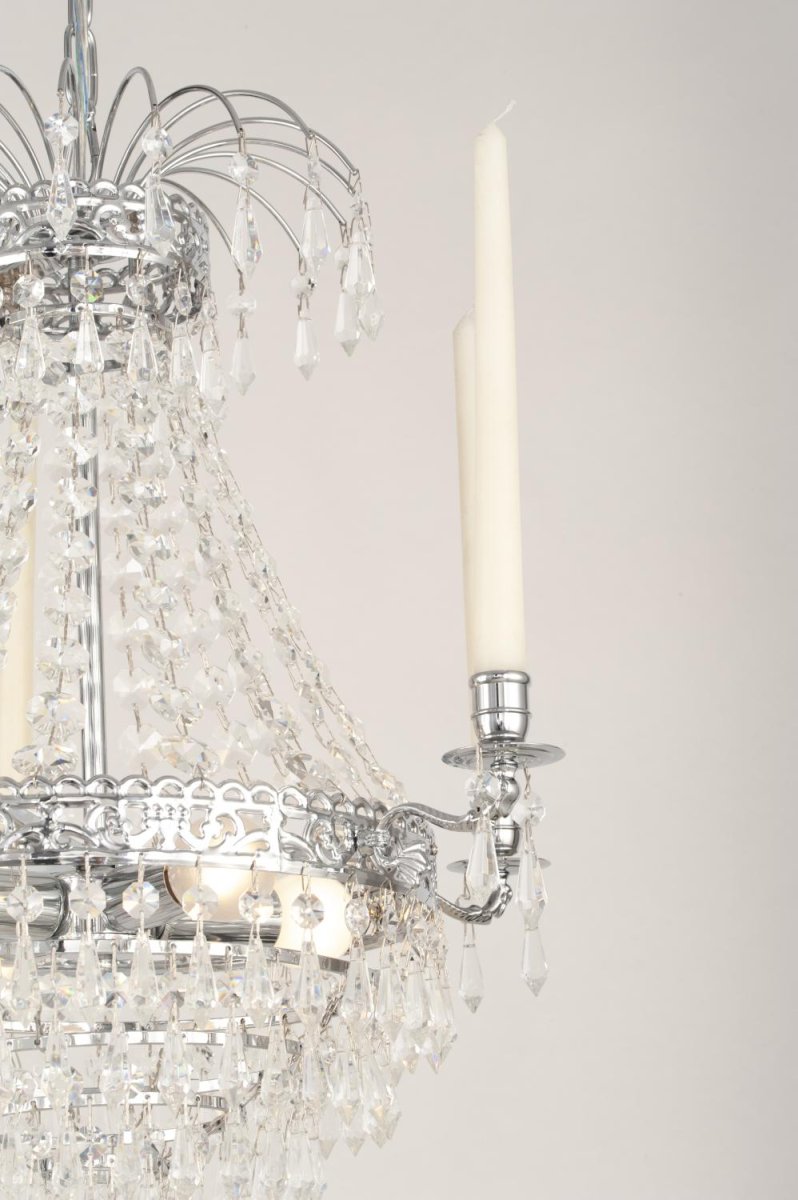 Empire Classic Ø50 Krom krystall Fra Norrsken Design - Den skimrende krystallen fanger lyset og sprer en myk glød, og skaper et innbydende og glamorøst miljø.