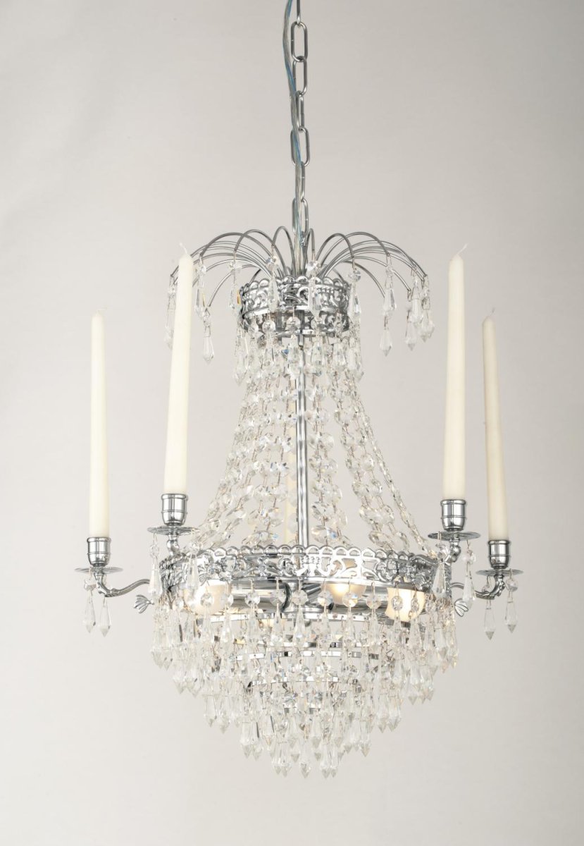 Empire Classic Ø50 Krom krystall Fra Norrsken Design - Den skimrende krystallen fanger lyset og sprer en myk glød, og skaper et innbydende og glamorøst miljø.