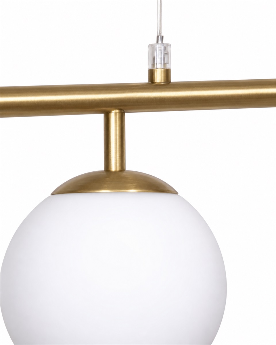 Globi 4 78cm Børstet messing/hvit Taklampe Fra Nordic Lighting - Globi blir et dekorativt blikkfang som passer like godt i moderne hjem som i mer klassiske miljøer.