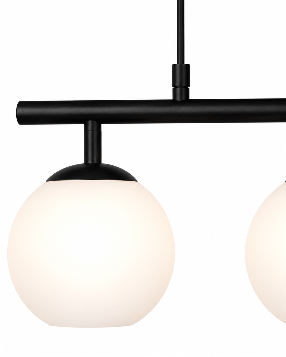 Globi 4 78cm Svart og hvitt Taklampe Fra Nordic Lighting - Globi blir et dekorativt blikkfang som passer like godt i moderne hjem som i mer klassiske miljøer.