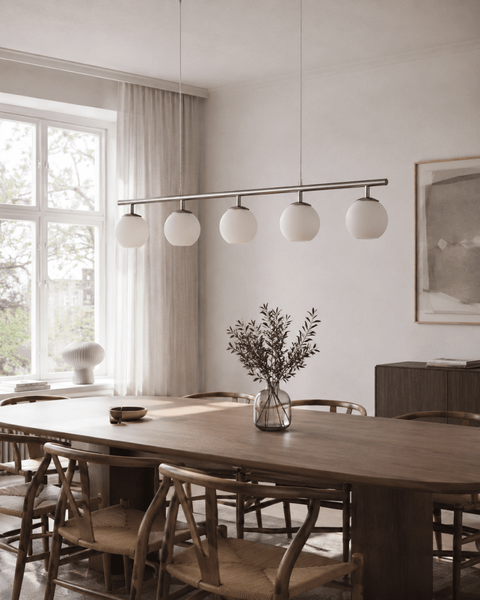 Globi 5 120cm Nikkel/hvit Taklampe Fra Nordic Lighting - Globi 5 blir et dekorativt blikkfang som passer like godt i moderne hjem som i mer klassiske milj&oslash;er.