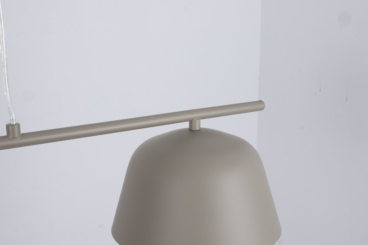 Pop 125cm Beige Taklampe Fra Nordic Lighting - Pop er en stilig taklampe i metall med en myk, beige finish som gir et rolig og moderne inntrykk.