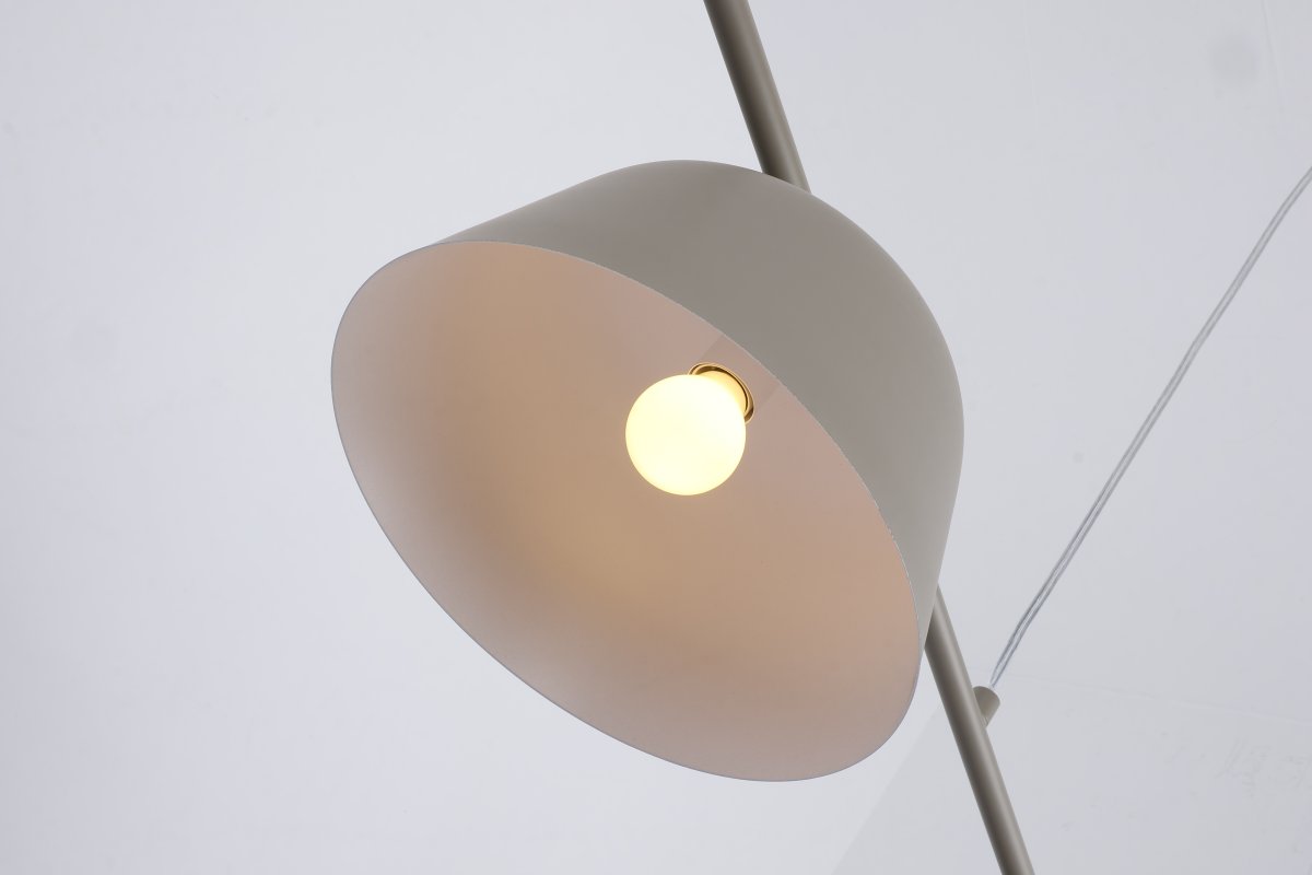 Pop 125cm Beige Taklampe Fra Nordic Lighting - Pop er en stilig taklampe i metall med en myk, beige finish som gir et rolig og moderne inntrykk.