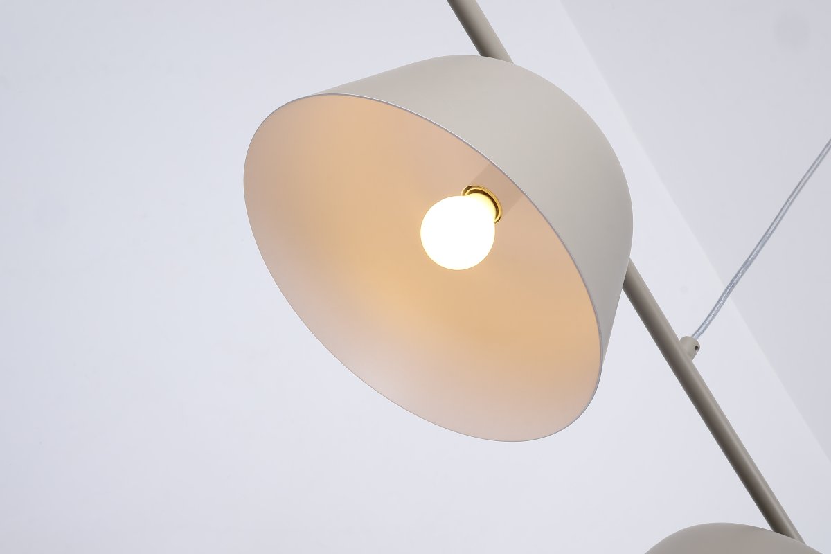 Pop 142cm Beige Taklampe Fra Nordic Lighting - Pop er en stilig taklampe i metall med en myk, beige finish som gir et rolig og moderne inntrykk.