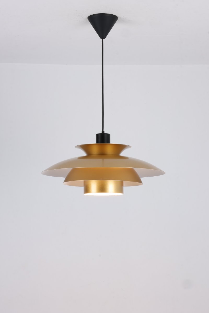 Stealth 2 Ø50 Gull Taklampe Fra Nordic Lighting - Laget av metall med en gyllen finish, har den et elegant og harmonisk uttrykk.