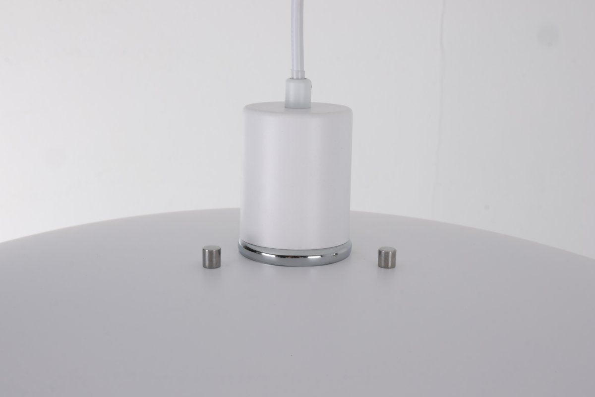 Stealth Ø50 Hvit Taklampe Fra Nordic Lighting - Lampen leveres med to sett med detaljer &ndash; knotter og ringer i b&aring;de krom og hvitt &ndash; slik at du kan velge uttrykket og tilpasse designet til interi&oslash;ret ditt.