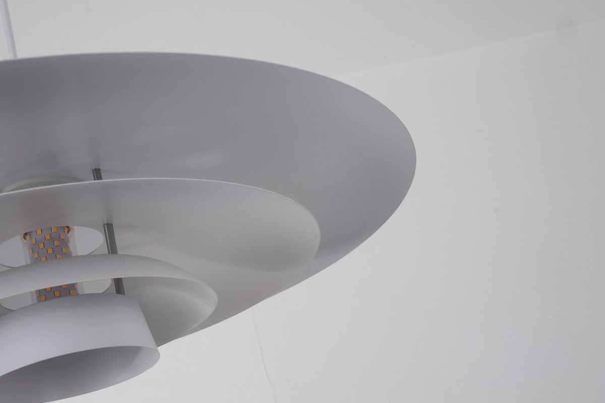 Stealth Ø50 Hvit Taklampe Fra Nordic Lighting - Lampen leveres med to sett med detaljer &ndash; knotter og ringer i b&aring;de krom og hvitt &ndash; slik at du kan velge uttrykket og tilpasse designet til interi&oslash;ret ditt.