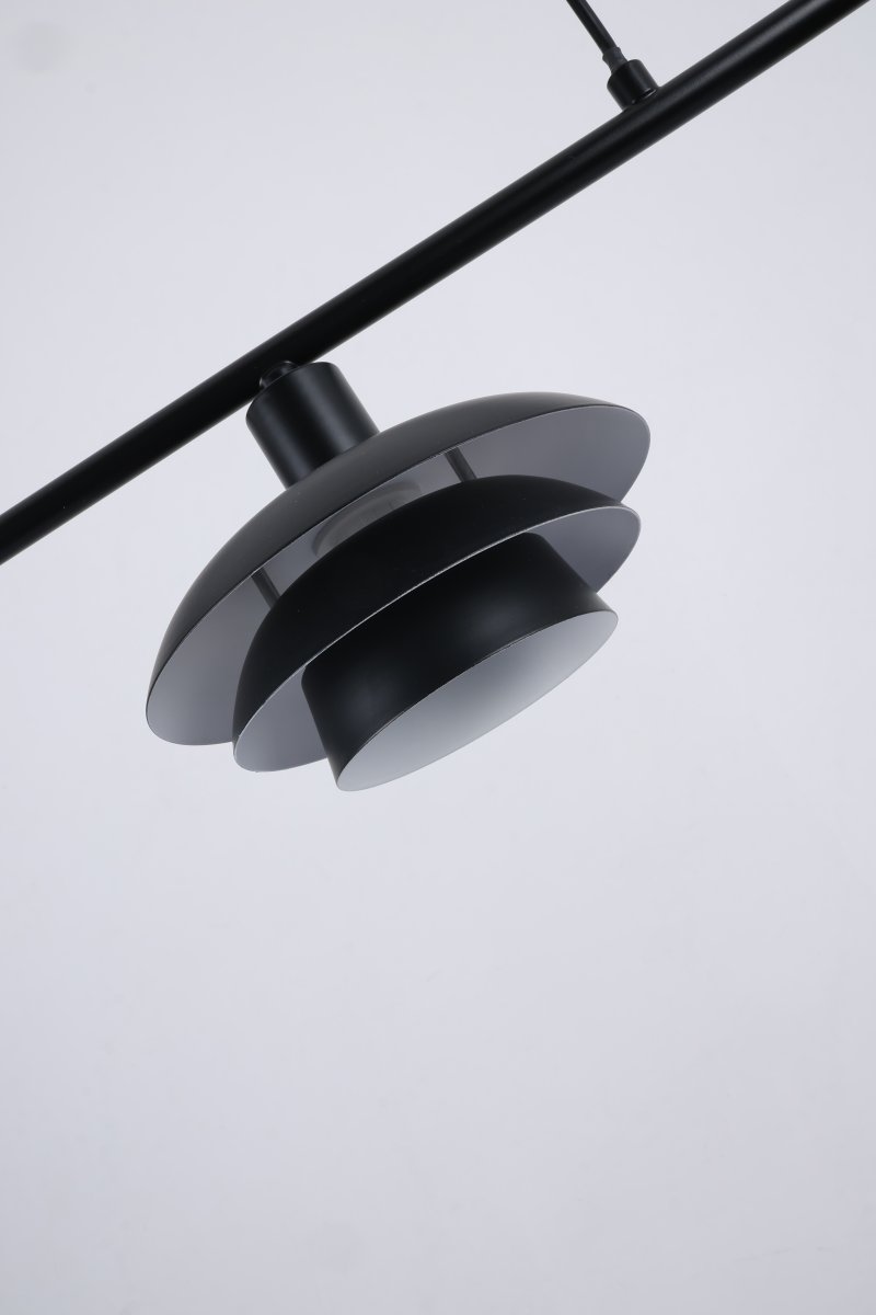 Stealth 86cm Svart Taklampe Fra Nordic Lighting - Stealth er en stilig taklampe i svart metall med tre nedadvendte skjermer som gir et behagelig, rettet lys over for eksempel et spisebord eller kj&oslash;kken.
