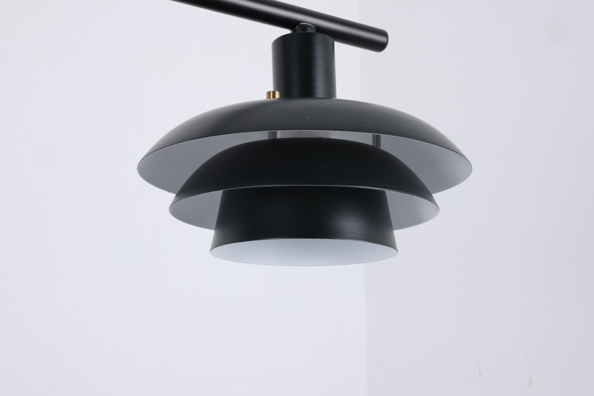Stealth 120cm Svart Taklampe Fra Nordic Lighting - Stealth er en stilig taklampe i svart metall med fire nedadvendte skjermer som gir et behagelig, rettet lys over for eksempel et spisebord eller kj&oslash;kken.