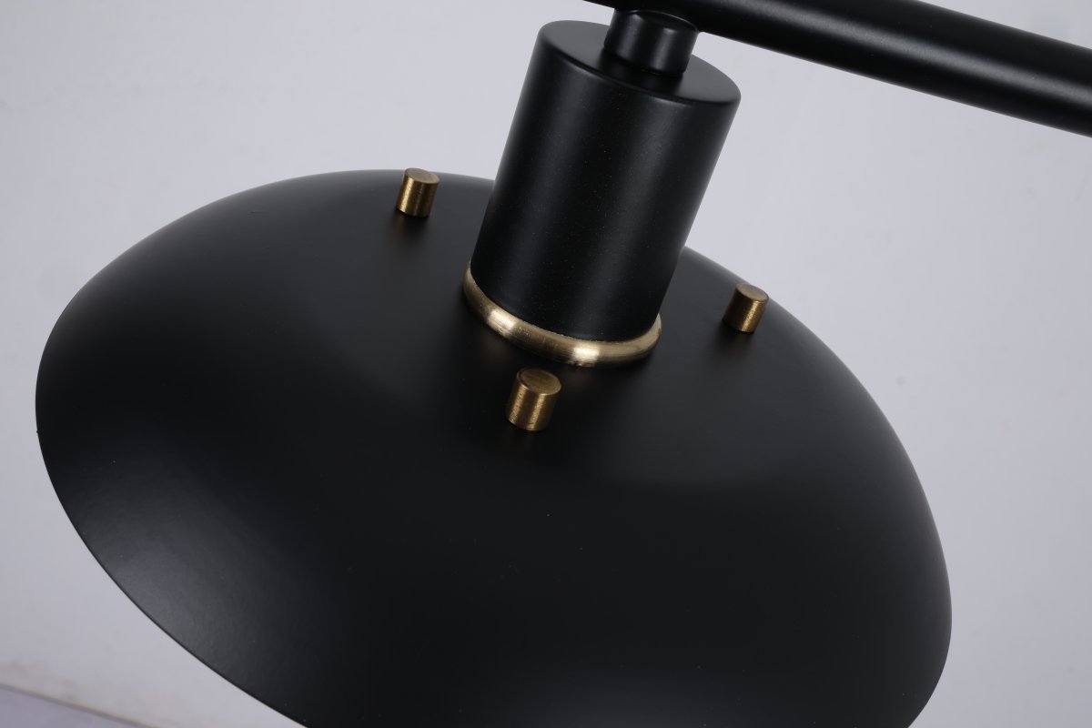 Stealth 120cm Svart Taklampe Fra Nordic Lighting - Stealth er en stilig taklampe i svart metall med fire nedadvendte skjermer som gir et behagelig, rettet lys over for eksempel et spisebord eller kj&oslash;kken.