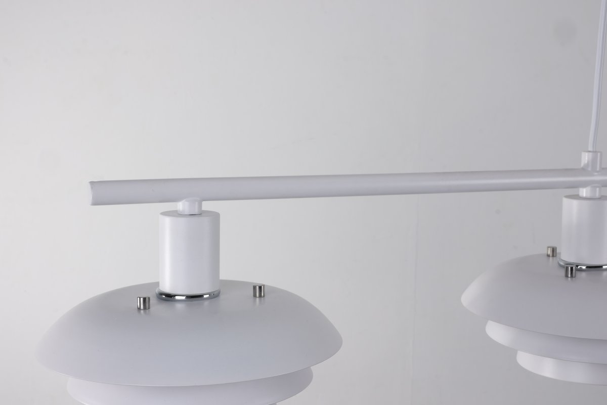 Stealth 120cm Hvit Taklampe Fra Nordic Lighting - Stealth er en stilig taklampe i hvitt metall med fire nedadvendte skjermer som gir et behagelig, rettet lys over for eksempel et spisebord eller kj&oslash;kken.