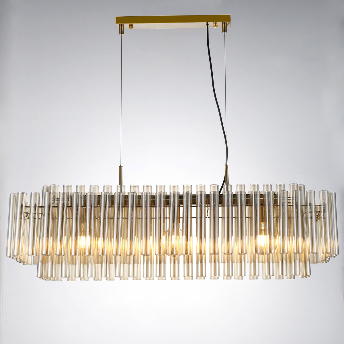 Lancaster 105cm Messing/rav Taklampe Fra Lampan - Lancaster er en eksklusiv taklampe som kombinerer moderne eleganse med klassiske detaljer.