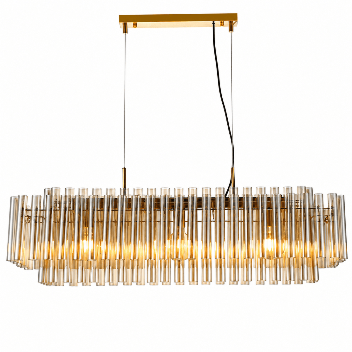 Lancaster 105cm Messing/rav Taklampe Fra Lampan - Lancaster er en eksklusiv taklampe som kombinerer moderne eleganse med klassiske detaljer.