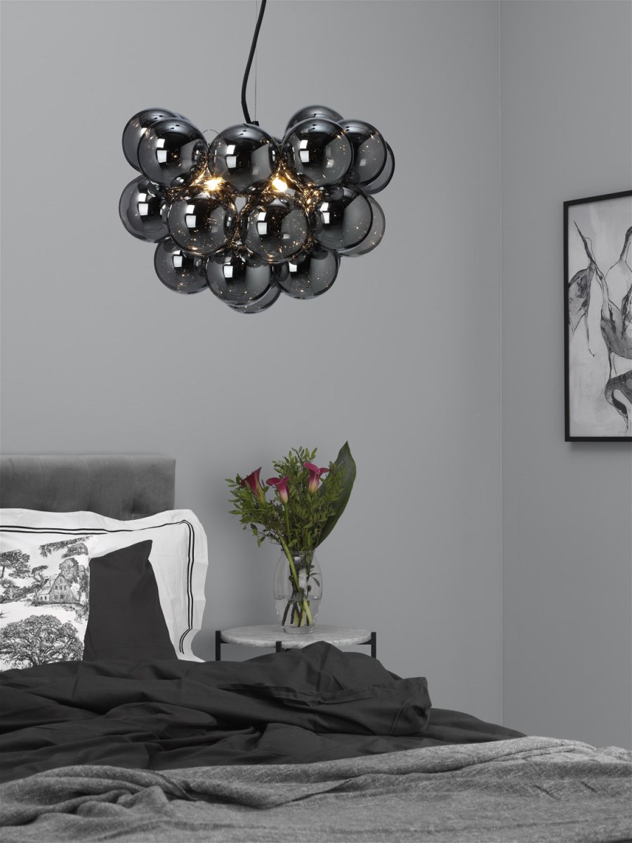 Monaco Ø45 Røykfarget Taklampe Fra Lampan - Monaco XL er en imponerende og eksklusiv taklampe som fungerer som en i&oslash;ynefallende detalj i det moderne hjemmet.
