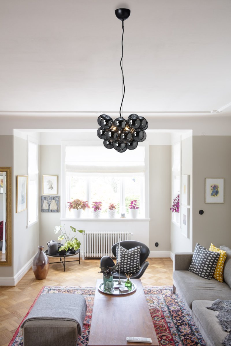 Monaco Ø45 Røykfarget Taklampe Fra Lampan - Monaco XL er en imponerende og eksklusiv taklampe som fungerer som en i&oslash;ynefallende detalj i det moderne hjemmet.