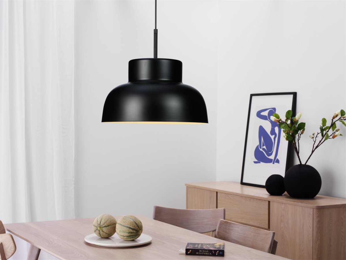 Sensei Ø40 Svart Taklampe Fra Cottex - Sensei er en stilig taklampe i svart metall med en moderne og tidl&oslash;s form.