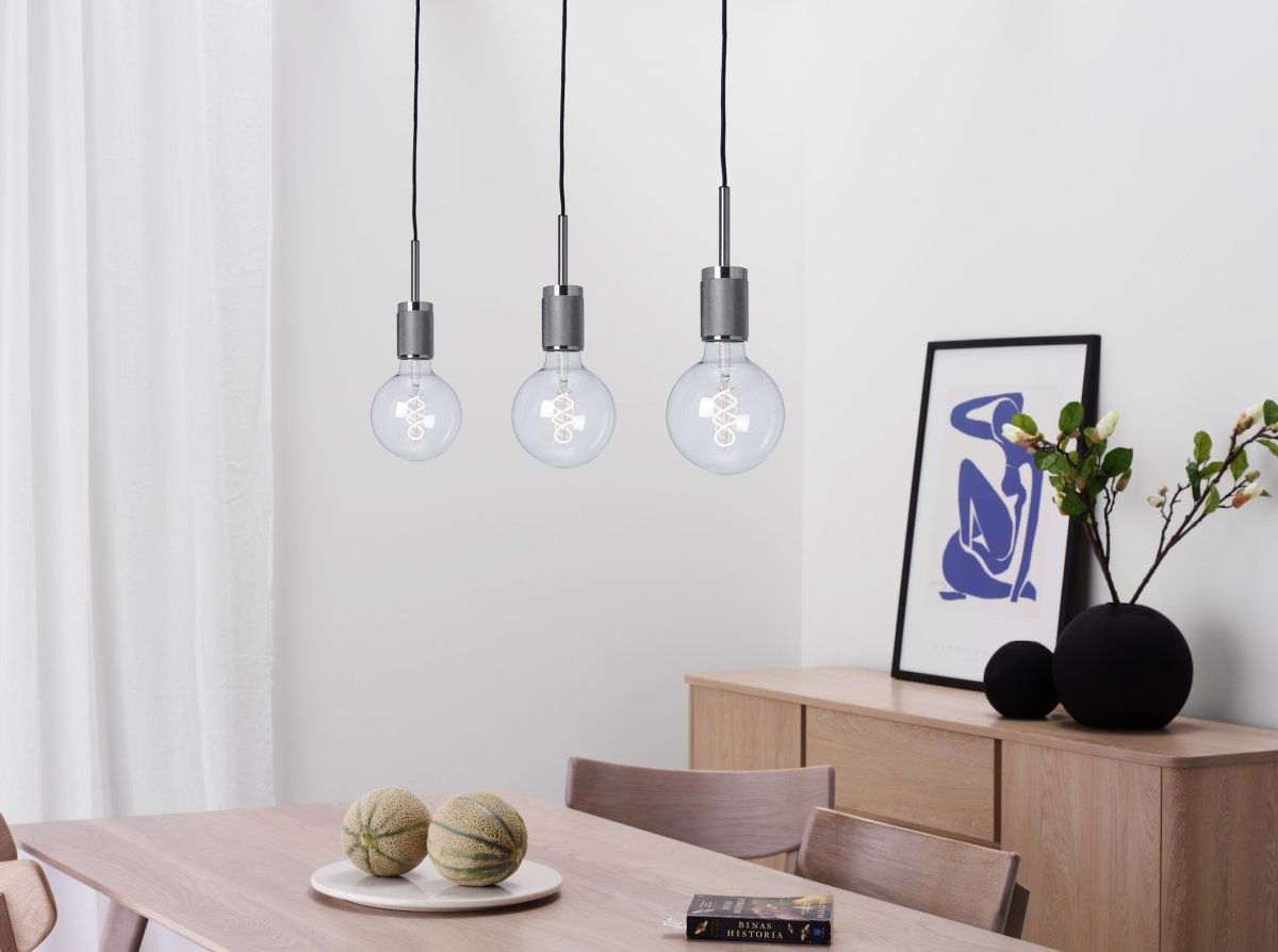Rille 85cm Børstet krom Taklampe Fra Cottex - Rille er en stilig pendellampe i metall med børstet kromfinish som gir et moderne og elegant uttrykk.