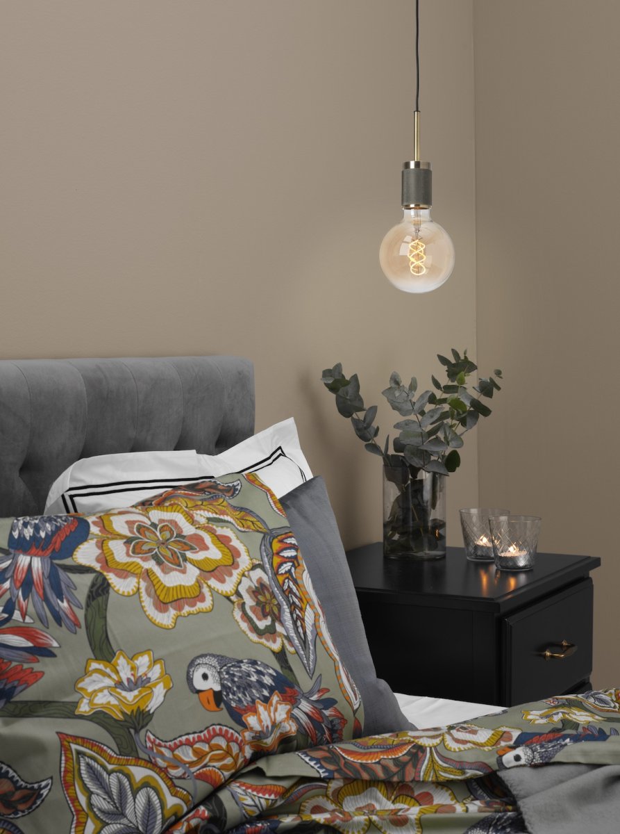 Upphäng Ø9 Antikk messing vinduslampe Fra Cottex - Perfekt som vinduslampe eller plassert i et koselig hj&oslash;rne der den bidrar med b&aring;de lys og karakter.