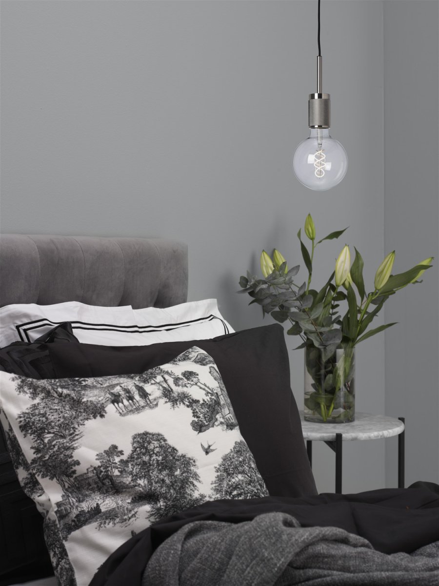 Upphäng Ø9 Børstet krom vinduslampe Fra Cottex - Perfekt som vinduslampe eller plassert i et koselig hj&oslash;rne der den bidrar med b&aring;de lys og karakter.