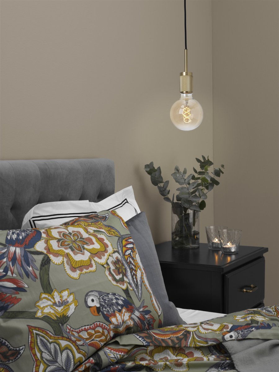 Upphäng Ø9 Børstet messing vinduslampe Fra Cottex - Perfekt som vinduslampe eller plassert i et koselig hj&oslash;rne der den bidrar med b&aring;de lys og karakter.