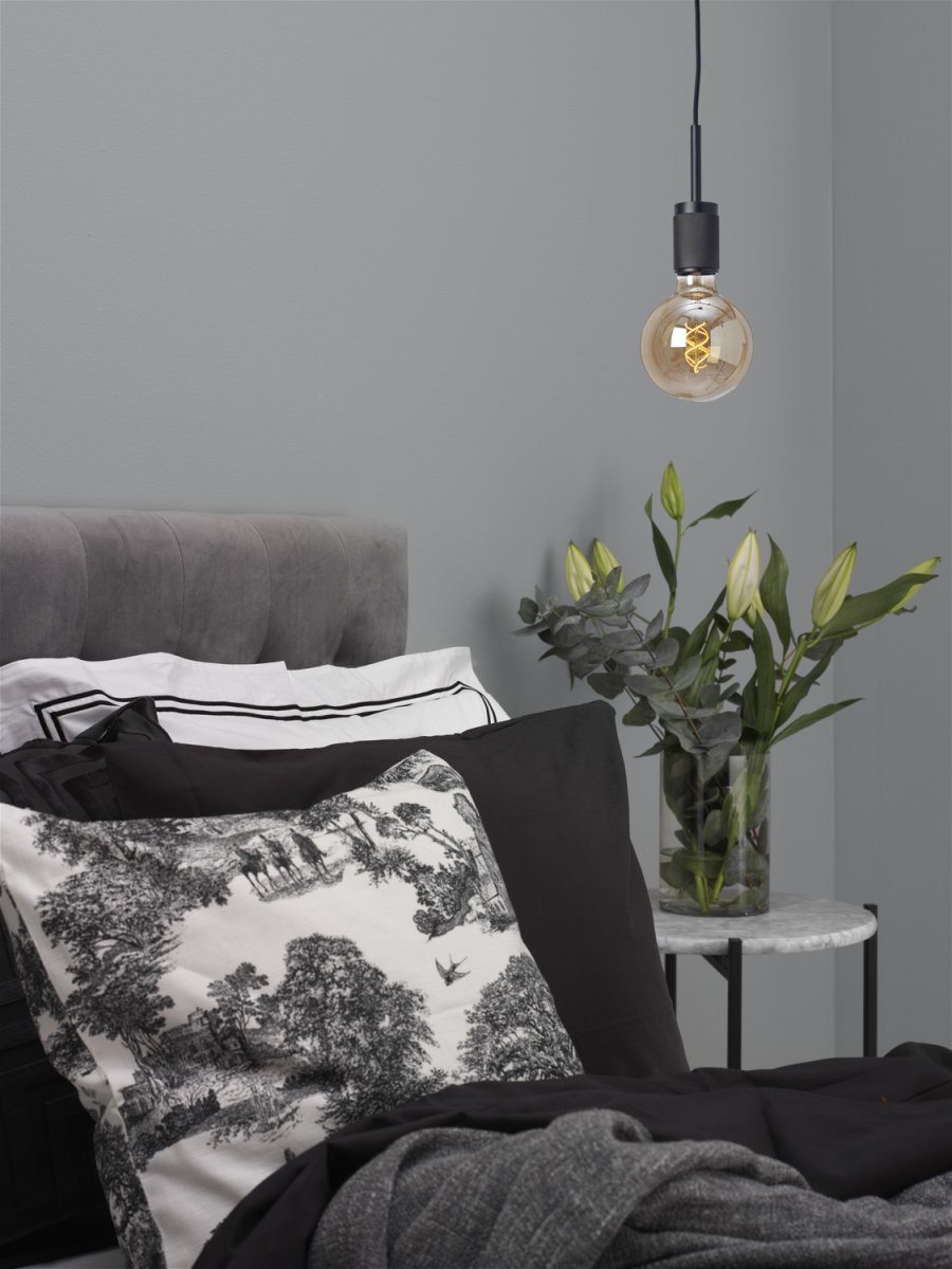 Upphäng Ø9 Svart vinduslampe Fra Cottex - Perfekt som vinduslampe eller plassert i et koselig hj&oslash;rne der den bidrar med b&aring;de lys og karakter.