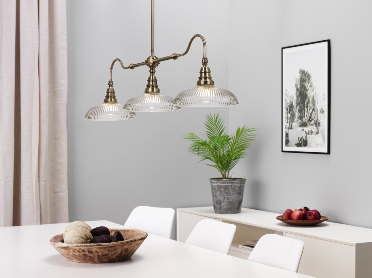 Snooker 107cm Antikk Taklampe Fra Cottex - Snooker-taklampe i metall med antikk messing og klart glass med ribbestruktur er en stilig og elegant lampe som hever atmosf&aelig;ren i alle rom.