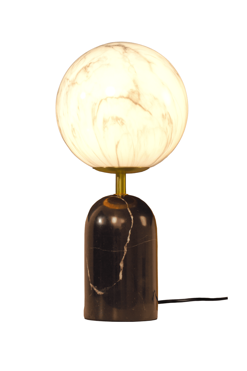 Pierre 42cm Svart og hvitt bordlampe Fra Aneta Lighting - Den solide, svarte steinbasen gir lampen et karakteristisk uttrykk og kompletteres av stilige metalldetaljer i matt messingfinish.