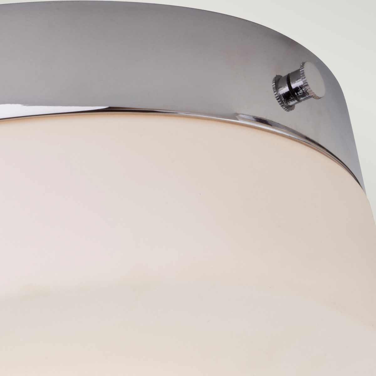 Tamar Ø30 Polert krom baderomslampe Fra Elstead Lighting - Tamar plafond i polert krom er en stilig og funksjonell belysningsløsning, perfekt for bad takket være IP44-klassifiseringen, men også egnet for korridorer og rom med lav takhøyde.