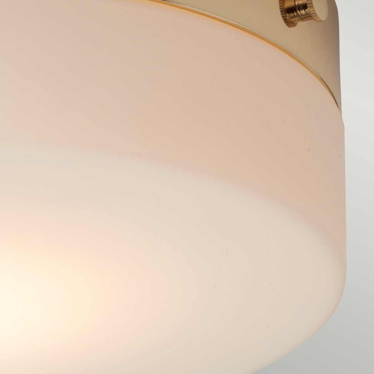 Tamar Ø30 Polert gull baderomslampe Fra Elstead Lighting - Tamar plafond i polert gull er en stilig og funksjonell belysningsløsning, perfekt for baderom takket være IP44-klassifiseringen, men også egnet for korridorer og rom med lav takhøyde.