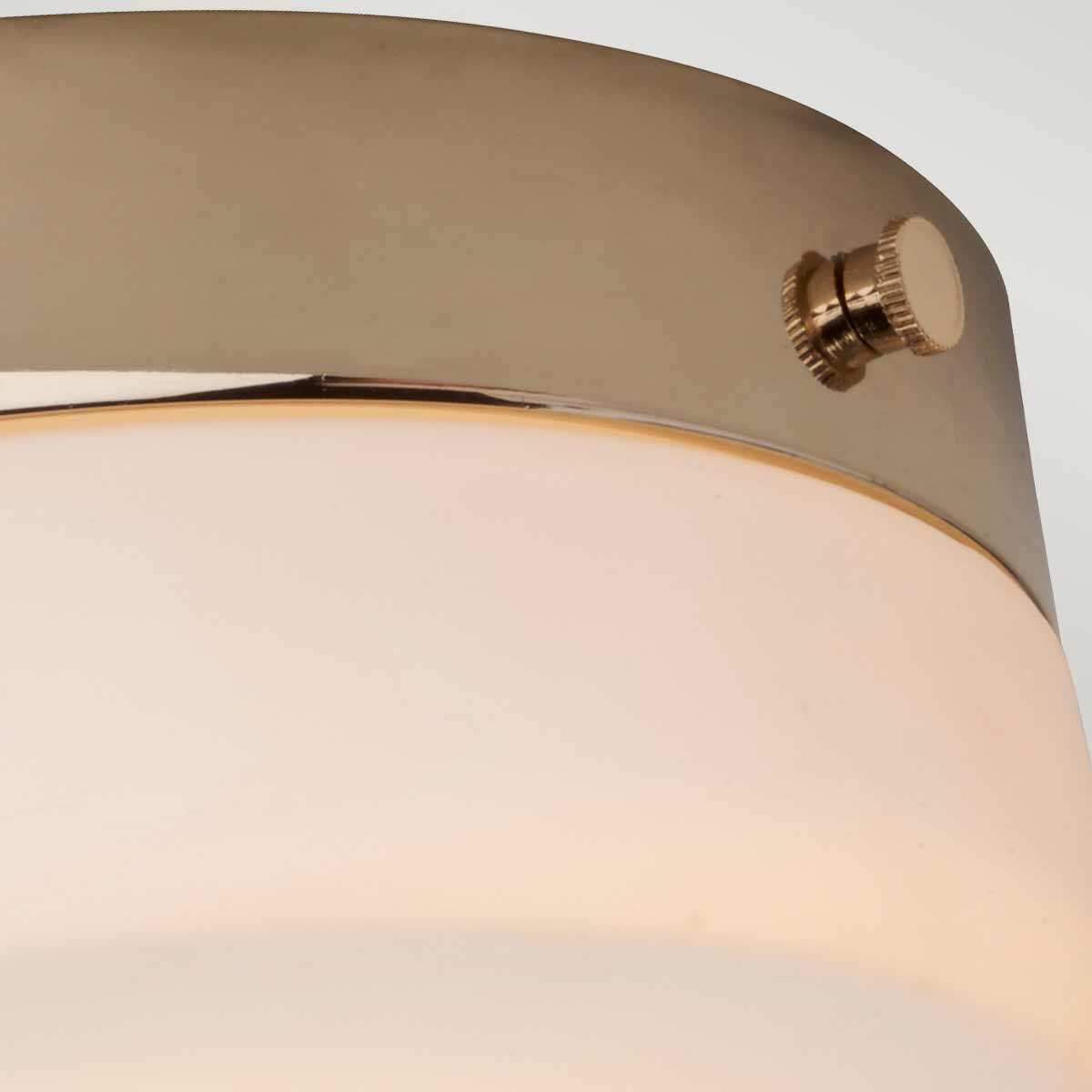 Tamar Ø24 Polert gull baderomslampe Fra Elstead Lighting - Tamar plafond i polert gull er en stilig og funksjonell belysningsløsning, perfekt for baderom takket være IP44-klassifiseringen, men også egnet for korridorer og rom med lav takhøyde.