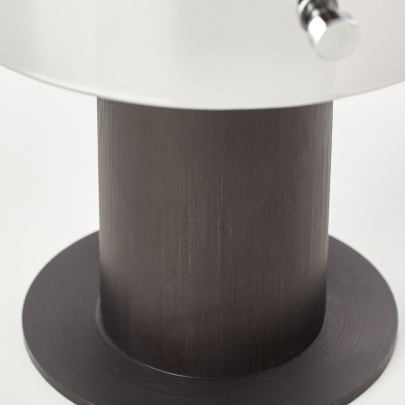 Beth 26cm Røykfarget bordlampe Fra Brilliant - Den fungerer like bra som en dekorativ detalj for å gi lys til mørke hjørner og bidra til en hyggelig atmosfære i hjemmet.