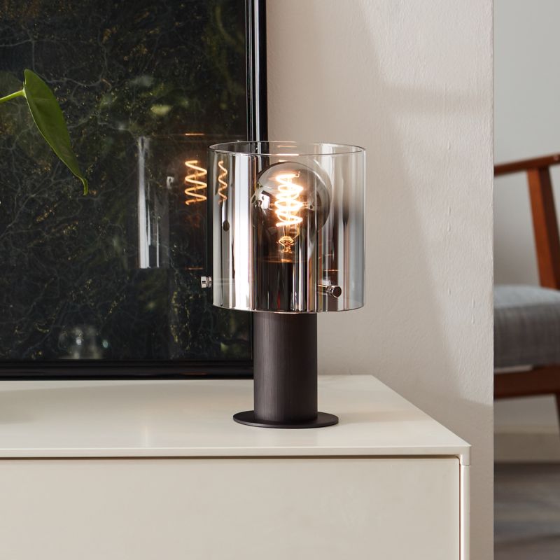Beth 26cm Røykfarget bordlampe Fra Brilliant - Den fungerer like bra som en dekorativ detalj for å gi lys til mørke hjørner og bidra til en hyggelig atmosfære i hjemmet.
