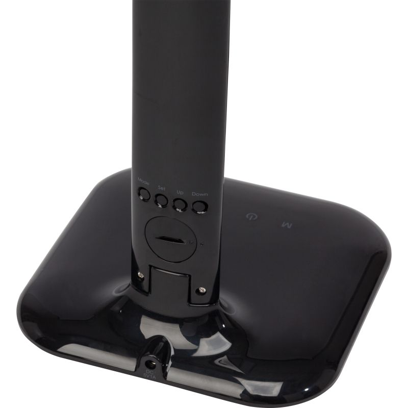 Glenn 55cm Svart skrivebordslampe Fra Brilliant - Det justerbare lampehodet og leddene gjør det enkelt å rette lyset dit det trengs, og lampen er utstyrt med både en USB-port for lading og en klokke med alarm-, dato- og temperaturvisning.