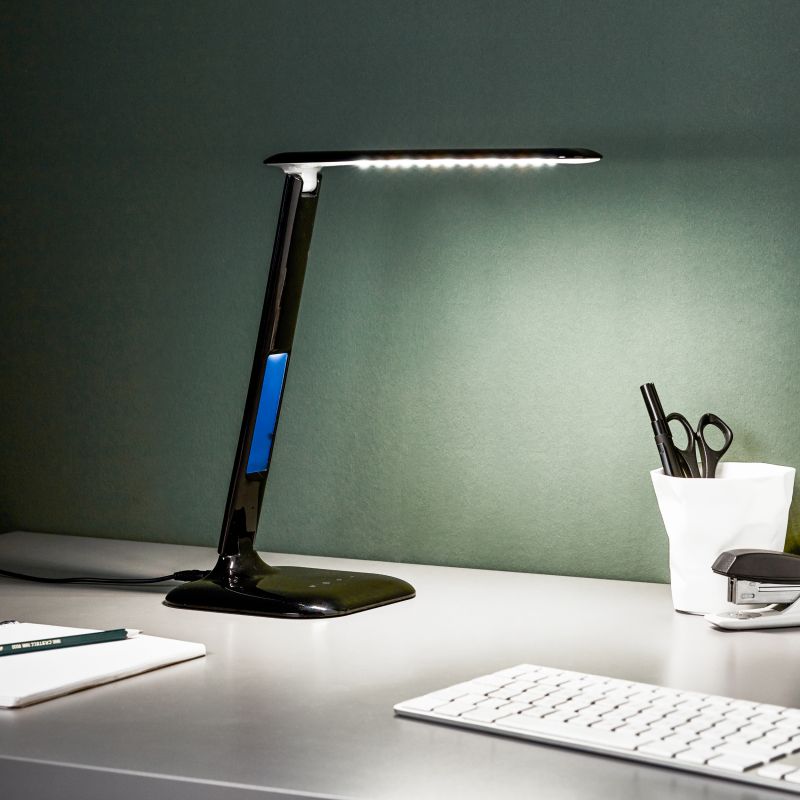 Glenn 55cm Svart skrivebordslampe Fra Brilliant - Det justerbare lampehodet og leddene gjør det enkelt å rette lyset dit det trengs, og lampen er utstyrt med både en USB-port for lading og en klokke med alarm-, dato- og temperaturvisning.