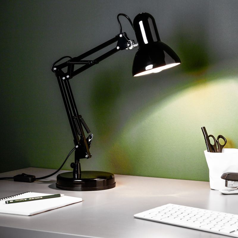 Henry 50cm Svart skrivebordslampe Fra Brilliant - Den fungerer b&aring;de som dekorativ belysning og som praktisk lys for lesing og arbeid.
