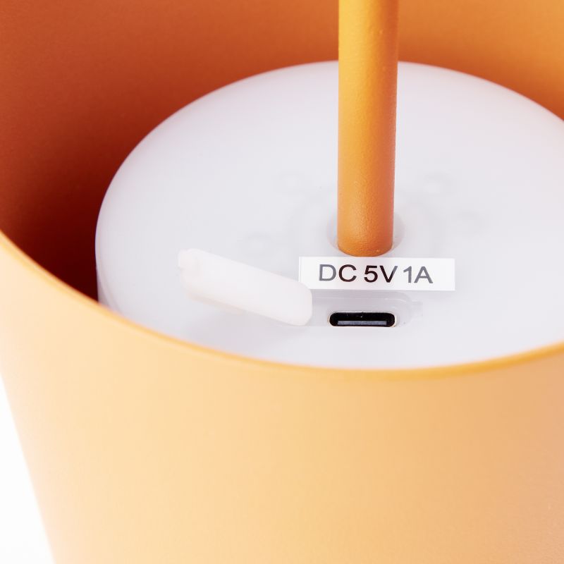 Kaami 37cm Oransje bærbar Fra Brilliant - Det oppladbare batteriet gj&oslash;r den fleksibel &aring; flytte, og USB-porten gir enkel lading.
