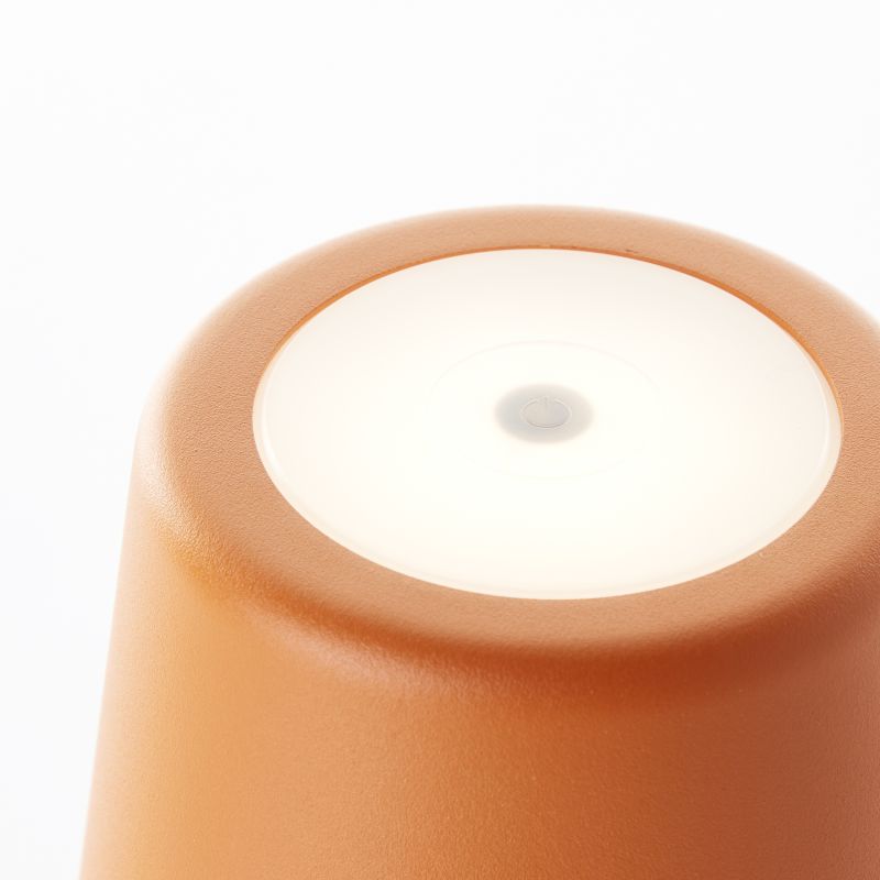 Kaami 37cm Oransje bærbar Fra Brilliant - Det oppladbare batteriet gj&oslash;r den fleksibel &aring; flytte, og USB-porten gir enkel lading.