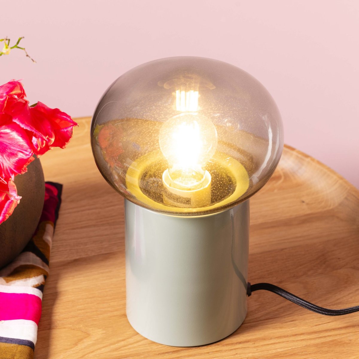 Knut 22cm Grønn bordlampe Fra Brilliant - Den gr&oslash;nne lampebasen gir et friskt og livlig uttrykk, mens den r&oslash;ykfargede glassskjermen skaper en myk og stemningsfull lysfordeling.
