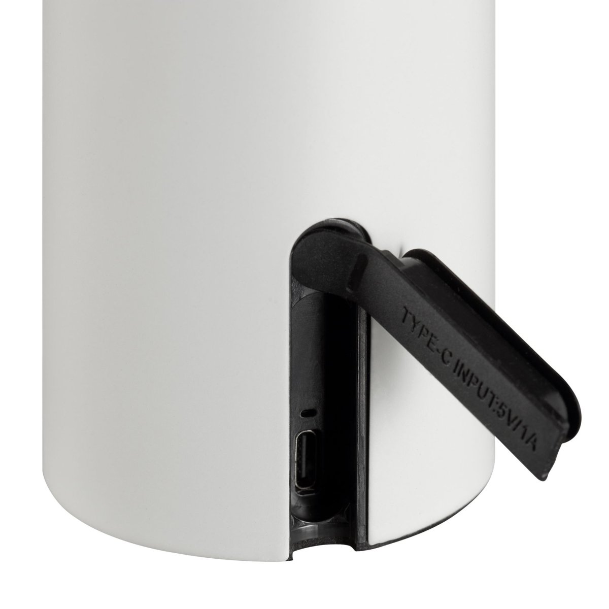 Mattis 20cm Kremhvit bærbar Fra Brilliant - Mattis er en stilig og b&aelig;rbar bordlampe som kombinerer moderne design med praktisk funksjon.