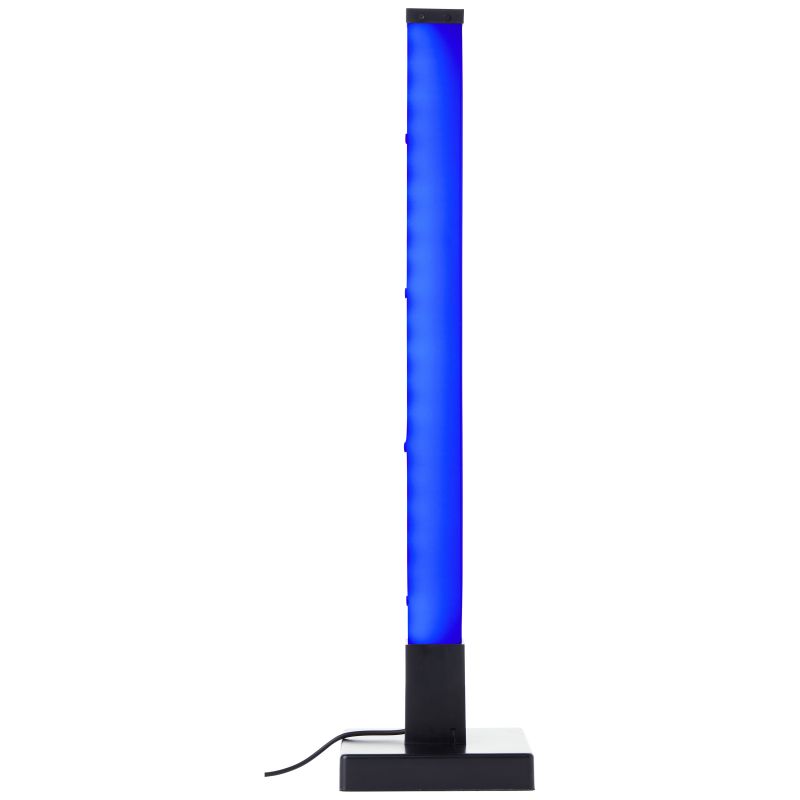 Neele 50cm Svart bordlampe Fra Brilliant - Med RGB LED har du tilgang til et bredt utvalg av farger og effekter, slik at du enkelt kan tilpasse lyset til hum&oslash;r og anledning.