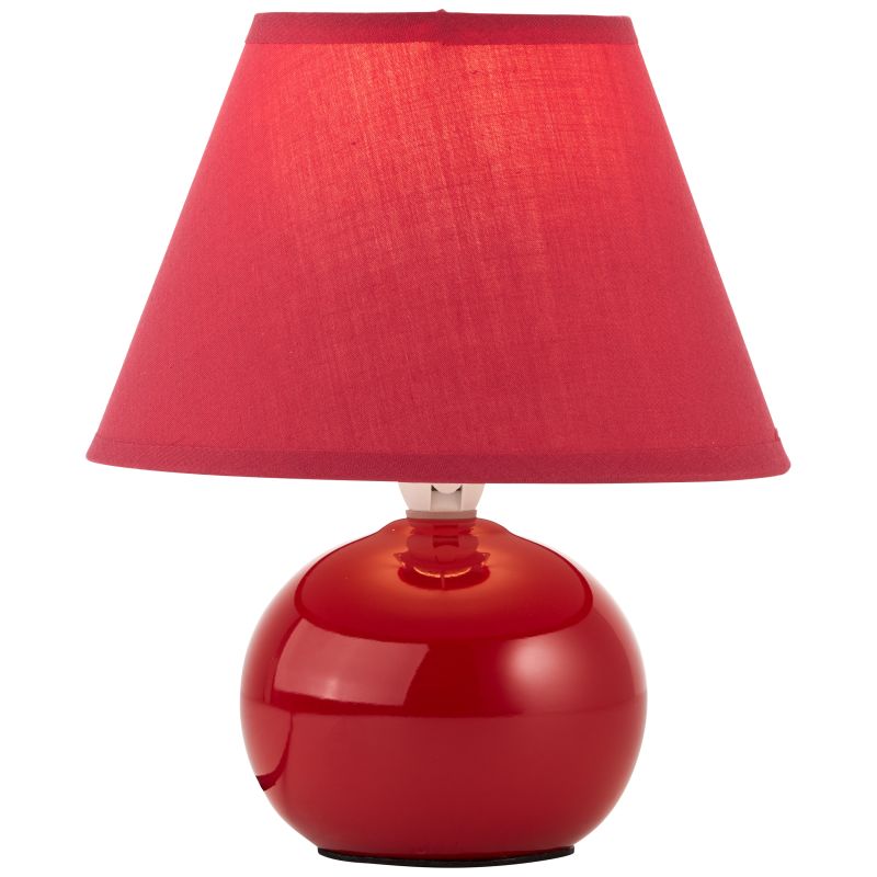 Primo 23cm RØD bordlampe Fra Brilliant - Den er laget av tekstil og keramikk og gir et behagelig lys.