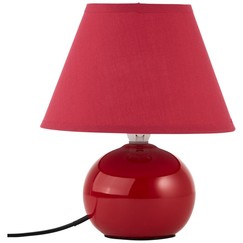 Primo 23cm RØD bordlampe Fra Brilliant - Den er laget av tekstil og keramikk og gir et behagelig lys.